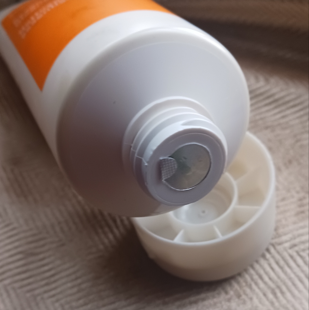 COPY - Murad Essential-C Cleanser - Picture 2 of 3